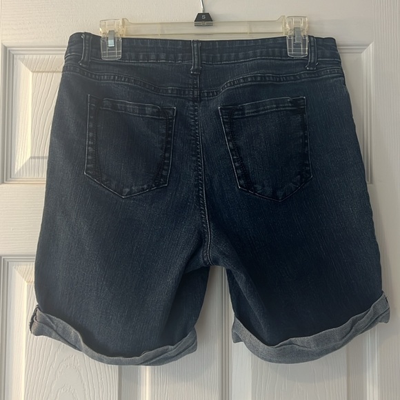 Croft and barrow size 8 Jean shorts. Classic fit/stretch. Excellent condition - Picture 2 of 3